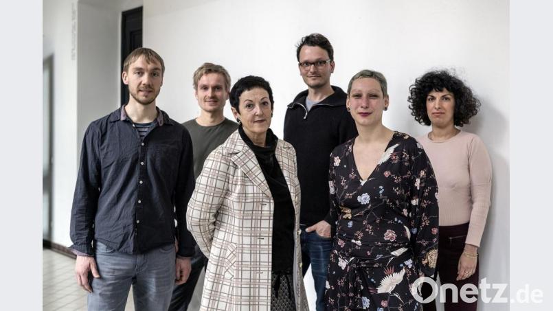 Professorin Annette Schröter (Dritte von links) und die von ihr betreuten Meisterschüler Soenke Thaden, Marten Schädlich, Robert Rudat, Stefanie Pojar und Ofra Ohana (von links) stellen gemeinsam im Oberpfälzer Künstlerhaus Kebbel-Villa in Schwandorf aus. Bild: Heublein/exb