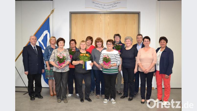 Der Diözesanverband des Frauenbunds Regensburg ehrt durch Bezirksvorsitzende Martha Bauer (Zweite von links) treue Mitglieder des Zweigvereins Moosbach und zeichnet sie für ihre Arbeit aus. Dazu gratulieren Pfarrer Josef Most (links), Bürgermeister Hermann Ach (Dritter von rechts) und die Vorsitzenden. Bild: gi