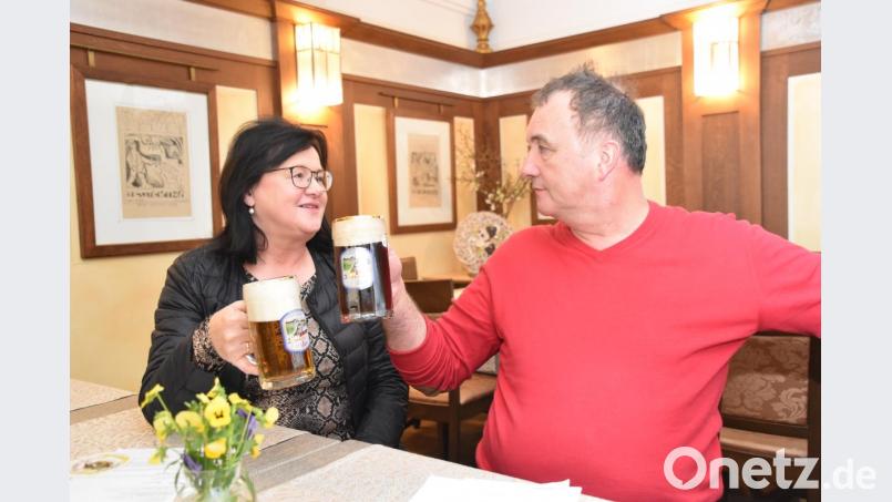 Hotelière Hermine Sperber und Bezirksvorsitzender Hans-Jürgen Nägerl stoßen auf einen gelungenen Gastro-Frühling an. Sie sehen Bewegung in der Branche, aber auch Verbesserungsmöglichkeiten. Bild: Andreas Royer