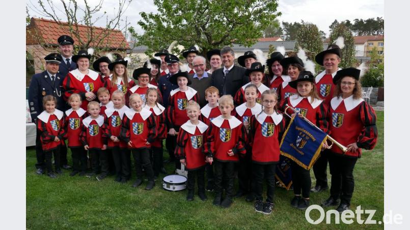 Viele Hände darf Engelbert Reiter (Mitte, links neben Bürgermeister Edgar Knobloch) an seinem 90. Geburtstag schütteln. Besonders freut sich der Jubilar über das Ständchen des Spielmannszuges und der Feuerwehrkameraden. Bild: mor