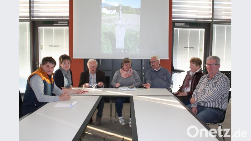 Sie haben sich die Erfassung von Kleindenkmälern vorgenommen. Von rechts Günther Zithier, Lisbeth Balk, Günther Flierl, Annemarie Mösbauer, Ludwig Berger, Sonja Meier, Edmund Krämer. Bild: lg