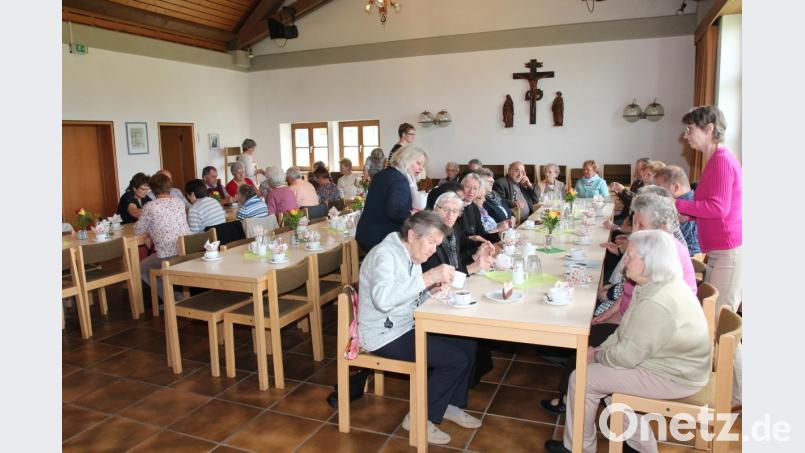 Der Frauenbund verwöhnt mit Kaffee und Kuchen. Bild: pi