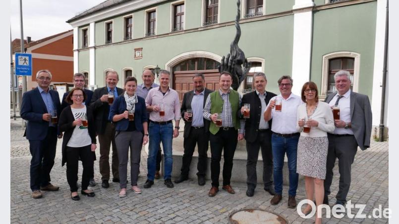 Die elf Bürgermeister stießen mit Vertretern vom Amt für ländliche Entwicklung und für Tourismus am Landratsamt Neustadt mit Rebhuhnzoigl auf das Integrierte Ländliche Entwicklungskonzept an. Bild: gz