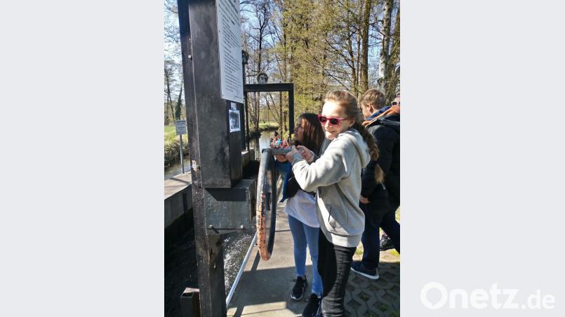 Nur mit Einsatz von Muskelkraft gelingt eine Schleusung im Spreewald. Bild: exb/Landratsamt Schwandorf
