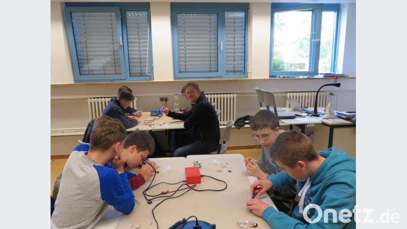 Fachoberlehrer Mathias Frischholz basteltet und lötete mit interessierten Schülern einen "Digitalen Würfel". Bild: jzk