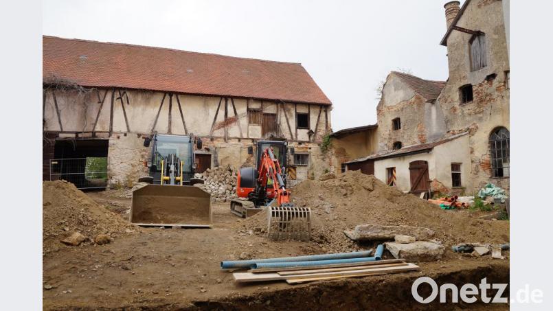 Noch herrscht Baustellen-Atmosphäre auf dem Areal des ehemaligen Thammer-Anwesens in Winklarn. Im Außenbereich mit Stall und Sudhaus gibt es noch jede Menge Arbeit, aber auch viele Gestaltungsmöglichkeiten. Bild: weu
