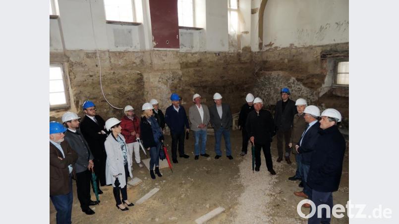 Gut behelmt ist die CSU-Kreistagsfraktion im ehemaligen Sitzungssaal des Eschenbacher Kreistags unterwegs. Kreisbaumeister Werner Kraus (Dritter von rechts) informiert über den Fortschritt auf der Baustelle in der Außenstelle des Landratsamts im alten Pflegamtsschloss. Bild: mor