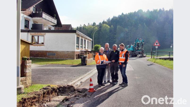 Neukirchens Bürgermeister Winfried Franz und Baureferent Manfred Stollner besprechen notwendige Maßnahmen in Gaisheim mit Baggerführer Bernd Lang und Bauleiter Johannes Bäuml (von links). Bild: ds