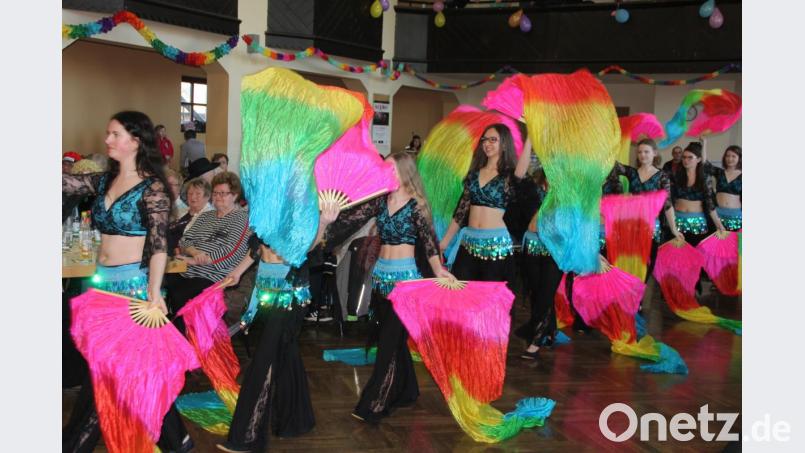 Den farbenfrohe Auftritt der TVW-Gruppen beim 60plus-Fasching kritisierte der &quot;Klosterkater&quot; im Waldsassener Anzeiger. Bild: kro