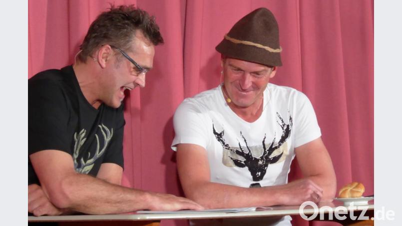 Das waren noch Zeiten“ Willibald (Charly Wittmann) und Klaus (Stephan Schieder) beim „Derblecken“ früherer Schüler. Bild: fsb