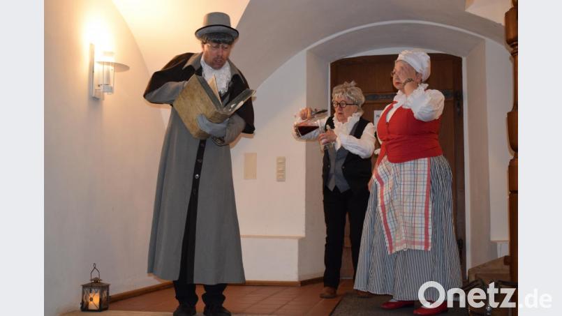 Der Sulzbacher Amtsarzt Schleis von Löwenfeld (Markus Lommer) beanstandet bei der Wirtin (Cornelia Platzer, rechts) das Bilsenkraut im Bier. In der Mitte Apotheker Schießl (Helma Koch). Bild: wku