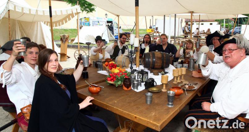 Ein Prost auf das Lagerleben: Nach 2014 lädt die Kurfürstliche Schlosswache zum zweiten Mal die Besucher ein, die Zeit des Winterkönigs zu erleben – diesmal im Maltesergarten. Bild: Wolfgang Steinbacher