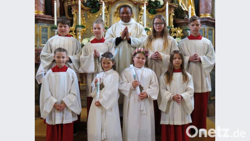 Chistina Köppl und Naila Grudzien (vorne Zweite und Dritte von links) durften aus der Hand von Pfarrer Dr. Cyprian Anyanwu erstmals die heilige Kommunion empfangen. Bild: kö