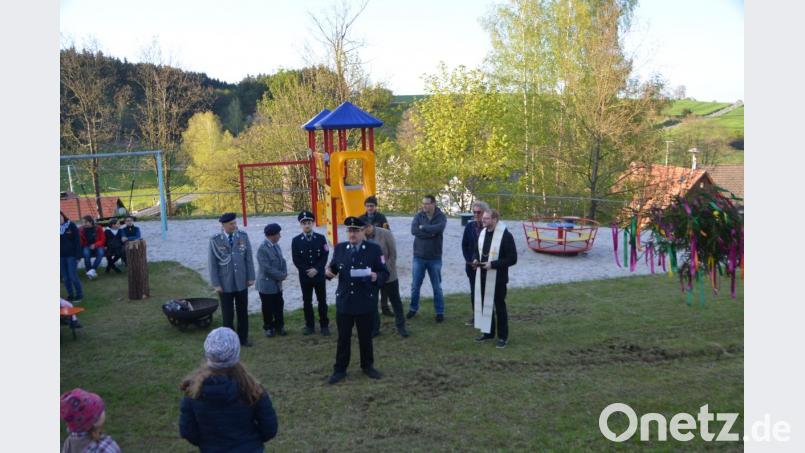 Mit der Segnung des Kinderspielplatzes wurde das neu geschaffene Multifunktionsareal seiner Bestimmung übergeben. Die Vereine leisteten eine beispielgebende Gemeinschaftsleitung ab, die viel Lob erhielt. Bild: dob
