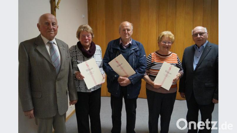 Vorsitzender Herbert Dobmeier (links) und Pfarrer Andreas Hanauer (rechts) ehren Theresia Dobmeier, Hans Hutzler und Maria Conrads (von links) für 40 Jahre Treue zur KAB. Bild: du