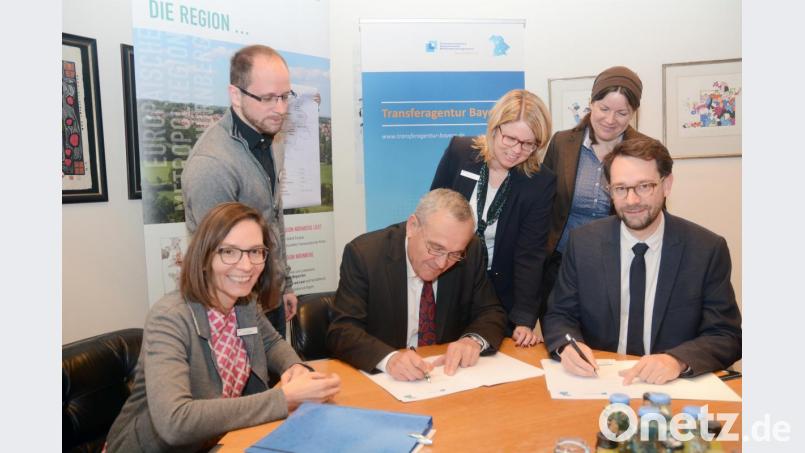 Oberbürgermeister Kurt Seggewiß unterzeichnet eine Kooperationsvereinbarung mit Martin Krypta und Juliane Braun (von rechts) von der Transferagentur Bayern Nord. Darin sind die Ziele der künftigen Zusammenarbeit im neuen Weidener Bildungsbüro festgelegt. Bild: Gabi Schönberger