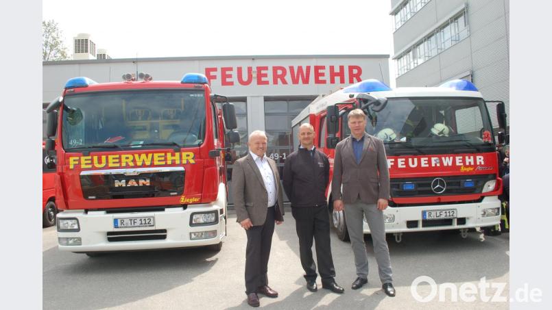 Stolz auf das neu gestaltete Feuerwehrhaus sind (von rechts) Standortleiter Jörg Recklies, Kommandant Alexander Schmid und Betriebsratsvorsitzender Johann Dechant. Bild: gib