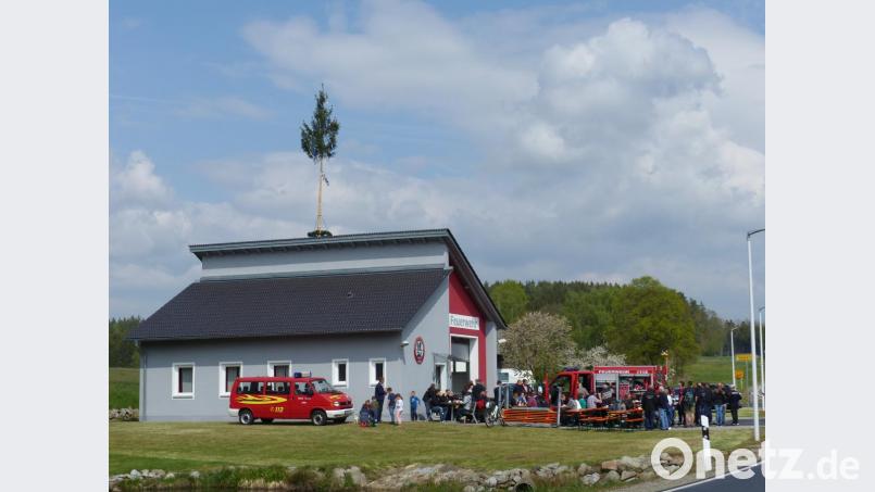 Das neue Tragkraftspritzenfahrzeug (rechts) vor dem Gerätehaus mit dem Maibaum im Hintergrund Bild: sl