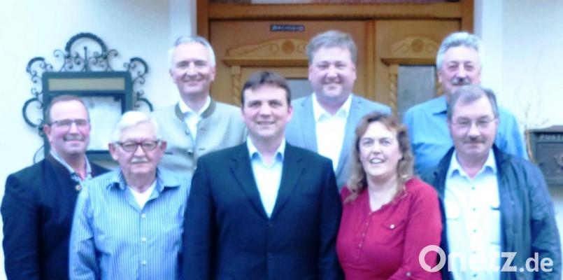 Der bisherige Ortsvorsitzende der Pfaffenhofener CSU, Jürgen Rubenbauer (Mitte), wurde bei der Hauptversammlung wiedergewählt; mit im Bild das Führungsteam sowie Kreisvorsitzender Harald Schwartz (hinten, links) und Bürgermeister Stefan Braun (hinten, Zweiter von rechts). Bild: jp
