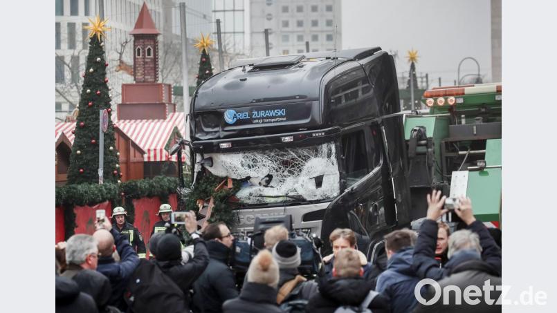 Schaulustige und Reporter stehen im Dezember 2016 nach dem Terroranschlag auf den Berliner Weihnachtsmarkt am Breitscheidplatz vor dem Tatfahrzeug. BKA-Chef Holger Münch behauptete dieser Tage, die Angst vor solchen Anschlägen sei wegen der Berichterstattung über dieses Geschehen deutlich gestiegen. Archivbild: Michael Kappeler/dpa