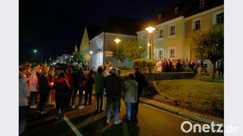 Pfarrer Martin Besold zog mit den Gläubigen von der Pfarrkirche durch die Stadt zur Mariensäule am Marktplatz. Bild: njn