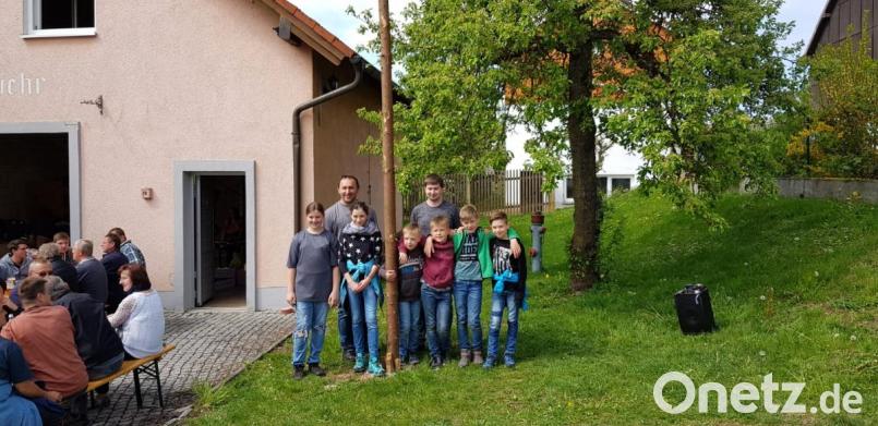 Die Nachwuchs-Maibaum-Aufsteller mit Jugendbeauftragtem Rudi Stopfer und Vorsitzendem Matthias Friedl (hinten, von links) von der Feuerwehr. Bild: exb/Matthias Friedl