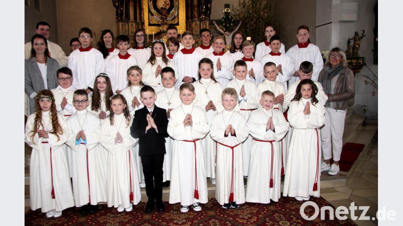 Die Lehrerinnen Ursula Müller (rechts) und Julia Greger (links) gratulierten ihren Schützlingen zur Erstkommunion. Die Heilige Messe wurde von Pfarrer Maximilian Roeb (links) gestaltet. Bild: wro