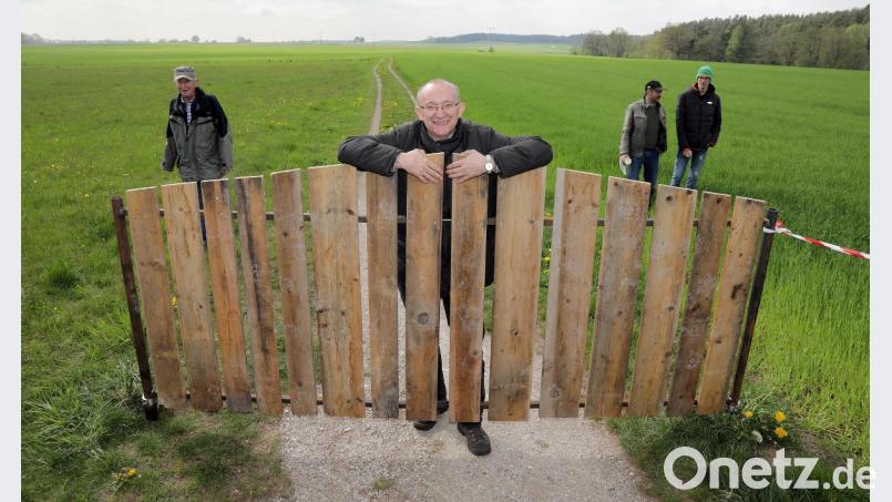 Symbolik geht tiefer als Vernunft: Martin Nagler, Eigentümer eines Teils des Hirschauer Wegs, inszenierte eine feierliche Wegschließung, die jedem Durchlass gewährt, und es macht ihm sichtlich Spaß. Bild: Wolfgang Steinbacher