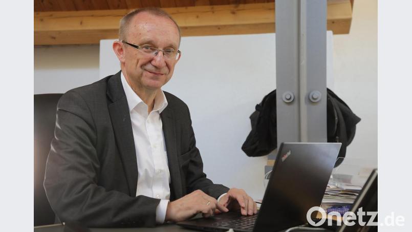 Als Grundstücksanlieger ist er direkt betroffen, deshalb klagt Martin Nagler vor dem Verwaltungsgericht mit dem Ziel, den Bürgerwaldweg in Haidhof wieder öffentlich nutzbar zu machen. Bild: Wolfgang Steinbacher