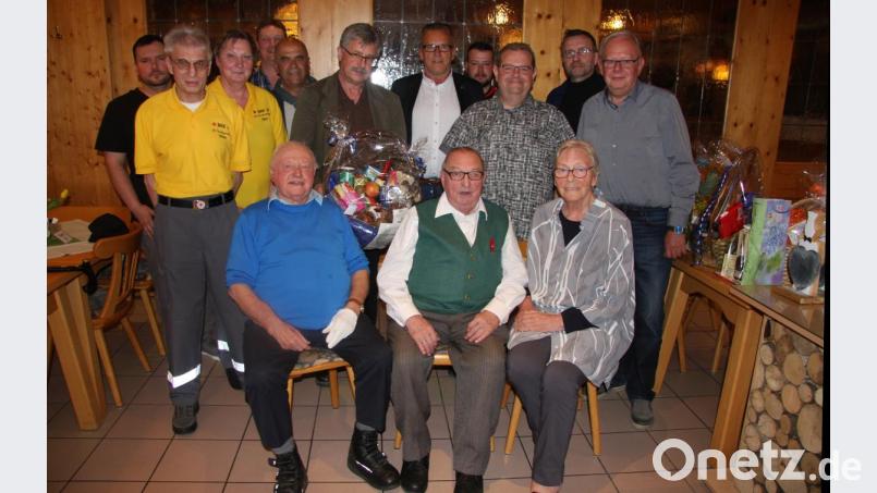 Heinrich Ulrich, vorne in der Mitte neben Emmeram Trottmann und Hannelore Bienlein-Holl, freute sich über viele Glückwünsche zum 85. Geburtstag. Gefeiert wurde natürlich in der Wirtsstube des Hauses. Bild: wro