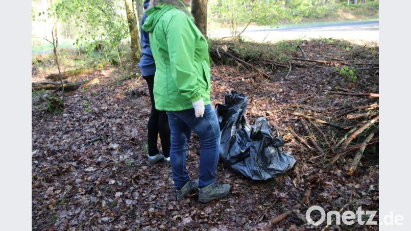 Drei Säcke mit Flaschen und anderem Müll kommen zusammen. Bild: jma