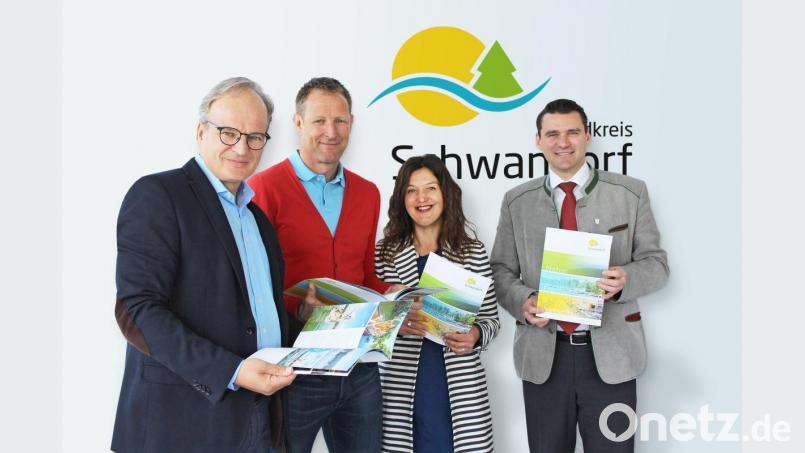 Eine ansprechende Visitenkarte: Wolfgang Eichinger, Christian Meyer, Kathrin Kleber und Landrat Thomas Ebeling (von links) blättern in der neuen Landkreisbroschüre. Bild: exb/Veronika Kiener, Landratsamt Schwandorf