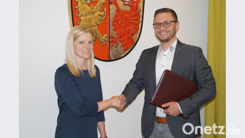 Bürgermeister Ernst Lenk vereidigt in der Sitzung Nicole Bäumler (SPD) als neues Gemeinderatsmitglied und heißt sie im Plenum willkommen. Bild: du