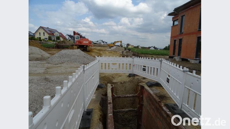 Investitionsmaßnahmen sind häufig auch solche, von denen der Bürger später nichts sieht, weil sie unter der Erde verschwinden. Zum Beispiel Kanäle, wie sie momentan im Dürnsrichter Neubaugebiet Mitte verlegt werden. Bild: Houschka