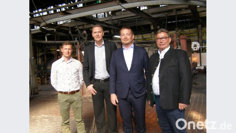 Die Prokuristen Christian Bayerl und Robert Christ, MdB Uli Grötsch und Geschäftsführer Rainer Schmitt vor einem der Öfen in der Glashütte Lamberts. Bild: pz