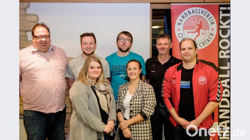 HVO-Vorsitzender Michael Lang (rechts) dankte ausscheidenden Trainern und Funktionären: (von links) Thomas Völkl (Pressebeauftragter), Florian Schmid, Maria Lesser, Markus Wild, Laura Dirscherl und Armin Fütterer. Bild: tkr