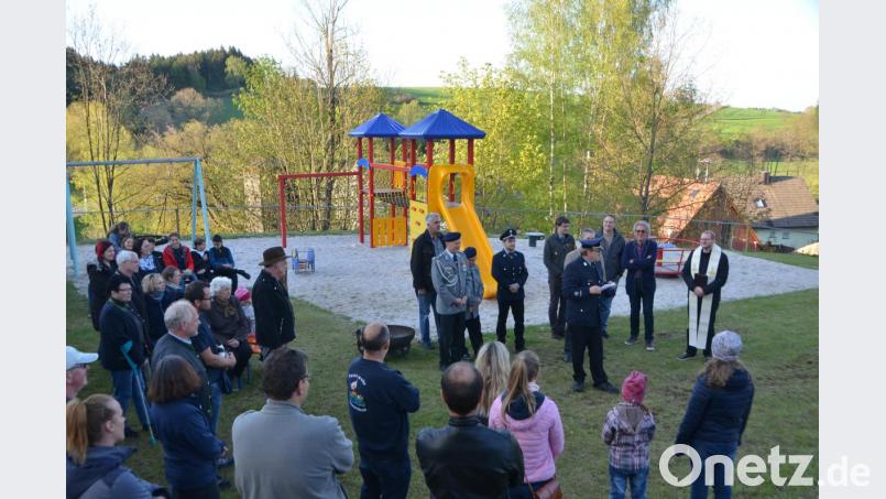 Mit der Segnung des Kinderspielplatzes wurde das neu geschaffene Multifunktionsareal seiner Bestimmung übergeben. Die Vereine leisteten eine beispielgebende Gemeinschaftsleitung ab, die viel Lob erhielt. Bild: dob