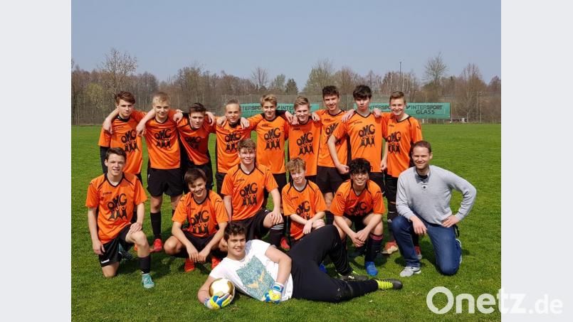 Starke Leistungen zeigten im Kreisfinale die Fußballer des Otto-Hahn-Gymnasiums. Im Bild (hinten, von links) Johannes Drexler (9b), Bastian Schwarz (9b), Simon Schönberg (10b), Antonio Herrmann (10a), Fabian Dick (10d), Thomas Kraft (10d), Ferdinand Heinzl (10d), Jakob Kraupner (9b) und Hendrik Müller (9a) (vorne, von links) Hendrik Geiler (10b), Jona Jackwert (9b), Moritz Wegmann (9c), Clemens Mehler (9c), Hazem Hamsho Kanawaty (9b) und Coach Ebert sowie (vorne liegend) Cagatay Kan (9b). Bild: exb