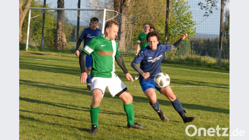 Neualbenreuths Spielertrainer Jürgen Schmidkonz (links) muss sich im Duell der Generationen gegen Fuchsmühls Lorenz Höcht behaupten. Im Abstiegsduell stand es am Freitagabend nach 90 Minuten 2:2. Bild: gb