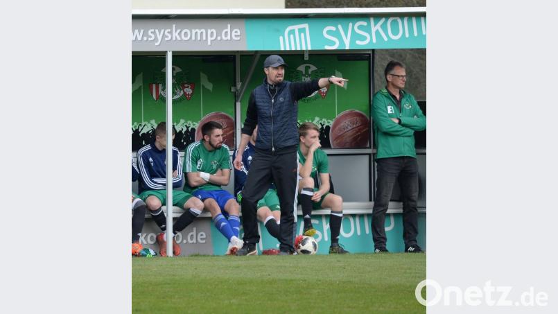 Dominik Haußner (stehend) gibt die Marschroute vor. „Wir wollen den endgültigen Klassenerhalt aus eigener Kraft schaffen, um nicht auf die Ergebnisse der Konkurrenten angewiesen zu sein“, sagt der Trainer der DJK Ammerthal. Bild: brü