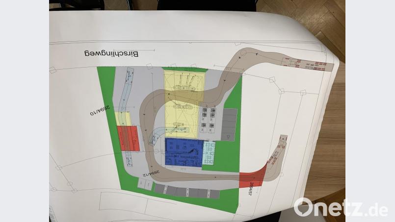 Am Birschlingweg soll eine Tankstelle mit Waschanlage und kleiner Verkaufsstelle entstehen. Für einen angedachten "Rundkurs" steht jedoch das städtische Grundstück 2694/57 (rot markiert) nicht zur Verfügung. Bild: rn