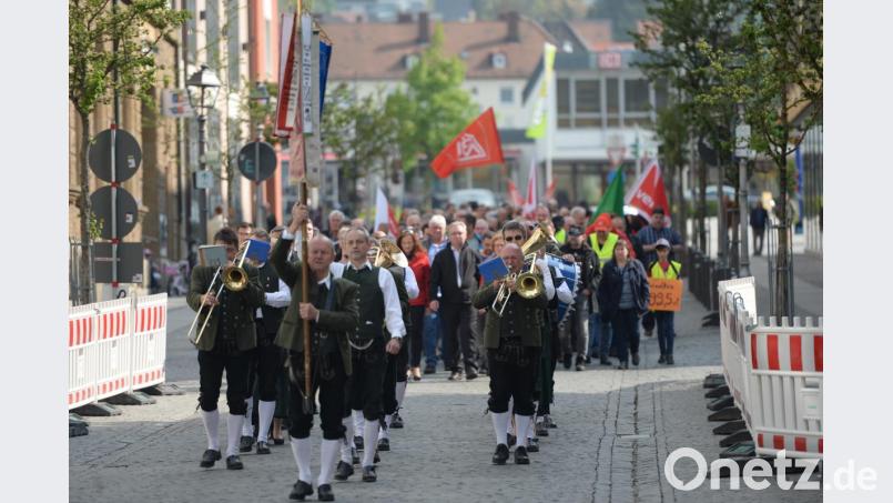 Angeführt vom Musikverein Haselmühl-Kümmersbruck und prominenten Politik-Vertretern marschierte der Demonstrationszug vom Multifunktionsplatz zur Maikundgebung auf dem Schrannenplatz. Bild: brü