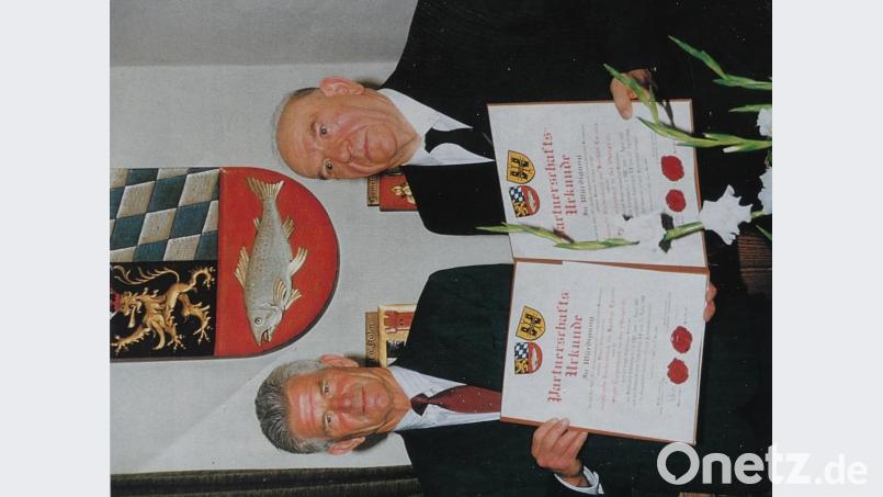 Am 5. Mai 1989, 40 Jahre nach der Gründung des Europarats durch zehn europäische Staaten, unterzeichneten in einer Festsitzung der beiden Gemeindeparlamente Bürgermeister Walter Ficker (rechts) und Gemeindepräsident Hans Knüsel zwei Urkunden. In Anwesenheit von Vizekonsul Walter Simmen vom Konsulat der Schweiz in München besiegelten sie so die Partnerschaft der beiden gleichnamigen Orte. Archivbild: rn