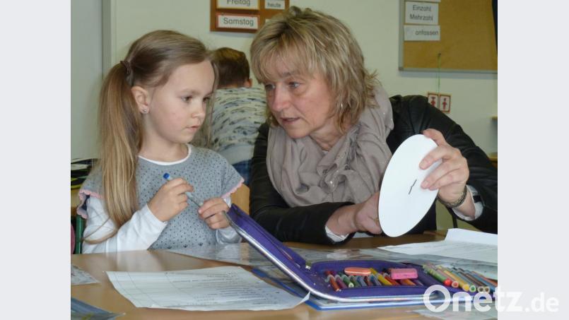 Rektorin Beate Vetterl verlässt die Doktor-Eisenbarth-Grundschule zum Ende des Schuljahres. Das Bild entstand bei einer Unterrichtsmitschau in der Kombiklasse 1/2b. Bild: Portner