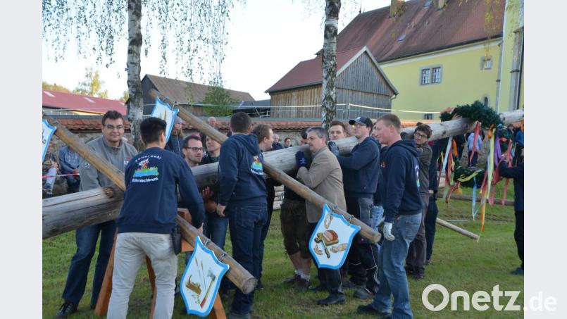 Mit der Segnung des Kinderspielplatzes wurde das neu geschaffene Multifunktionsareal seiner Bestimmung übergeben. Die beiden Bürgermeister Andreas Wutzlhofer und Uli Münchmeier packten gleich mit beim Maibaumaufstellen an. Bild: dob