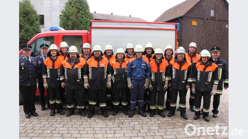 Zwei Gruppen der Kondrauer Wehr unterzogen sich erfolgreich der Prüfung eines Leistungsabzeichens. Unser Bild zeigt die Aktiven mit den Schiedsrichtern, den beiden Kreisbrandmeistern Roland Frank und Wolfgang Fischer (links), sowie Kreisbrandinspektor Lorenz Müller (rechts). Bild: kro