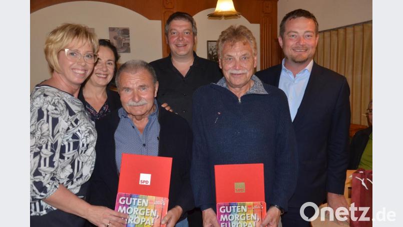Der SPD-Ortsverein Hammerweg ehrt langjährige Mitlieder. Bundestagsabgeordneter Uli Grötsch (rechts) referiert über Europa und die Kommunalwahlen. Bild: Kunz