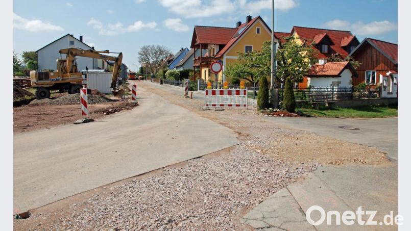 Die Straße im Bereich Damelsdorf-Siedlung wird nach den Wasserleitungs- und Kanalarbeiten komplett neu asphaltiert. Bild: Weidner