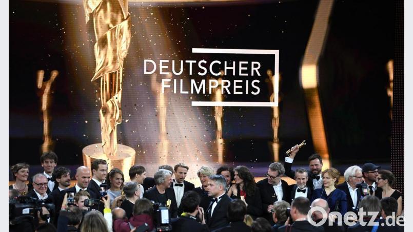 Preisträger, Laudatoren und Redner stehen nach der Verleihung des 69. Deutschen Filmpreises &quot;Lola&quot; auf der Bühne Bild: Britta Pedersen/dpa