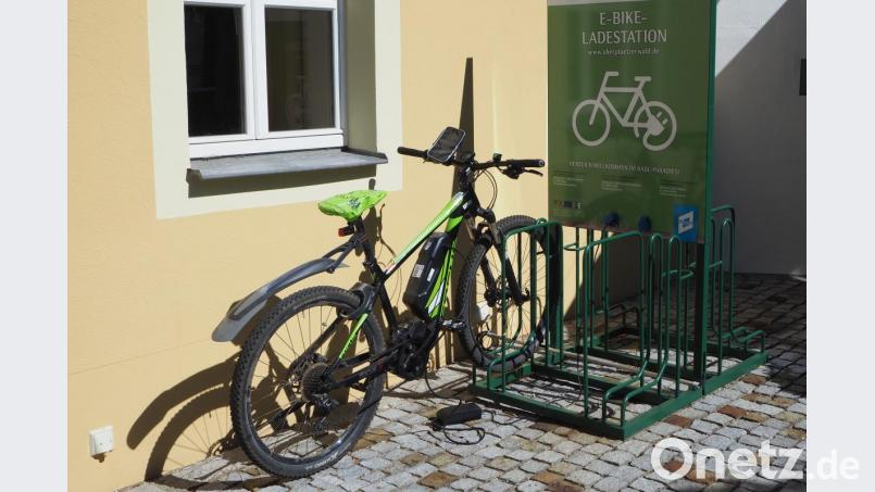 42 solcher Ladestationen wie diese hier vor dem Tourismuszentrum in Nabburg sind im Landkreis mit Hilfe von EU-Mitteln installiert worden. Bild: bl